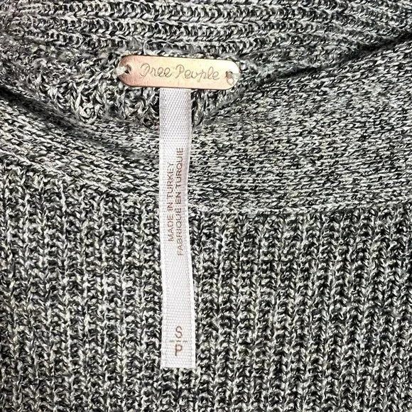 Free People Size Small Off The Shoulder Oversized Lightweight Sweater - Picture 10 of 11